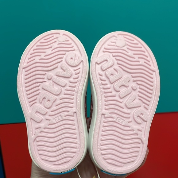 Native NWT baby girl size 4 milk pink bling sparkle shoes. - Picture 8 of 8